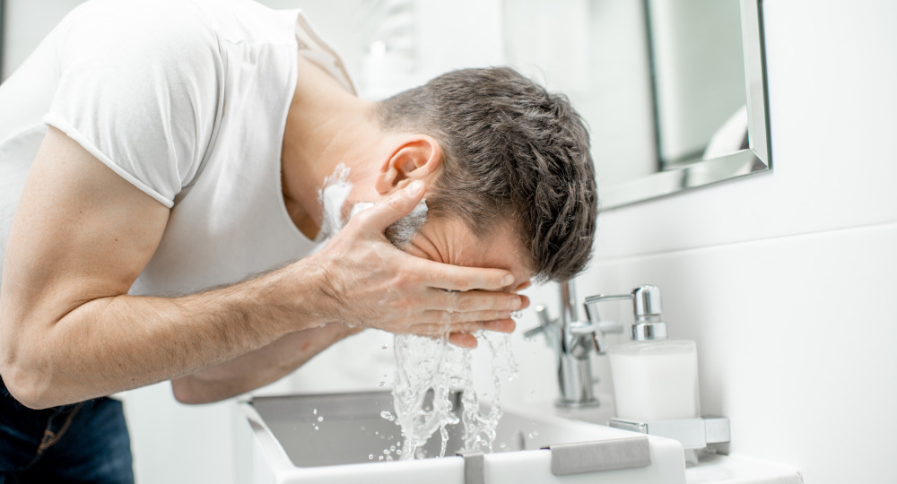 顔を冷水で洗う